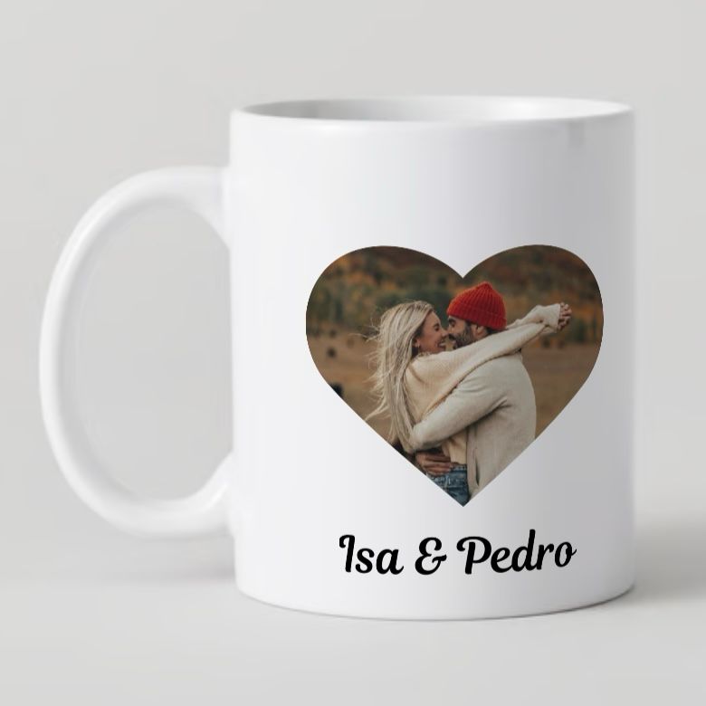 caneca personalizada com fotografia em formato coração e nomes