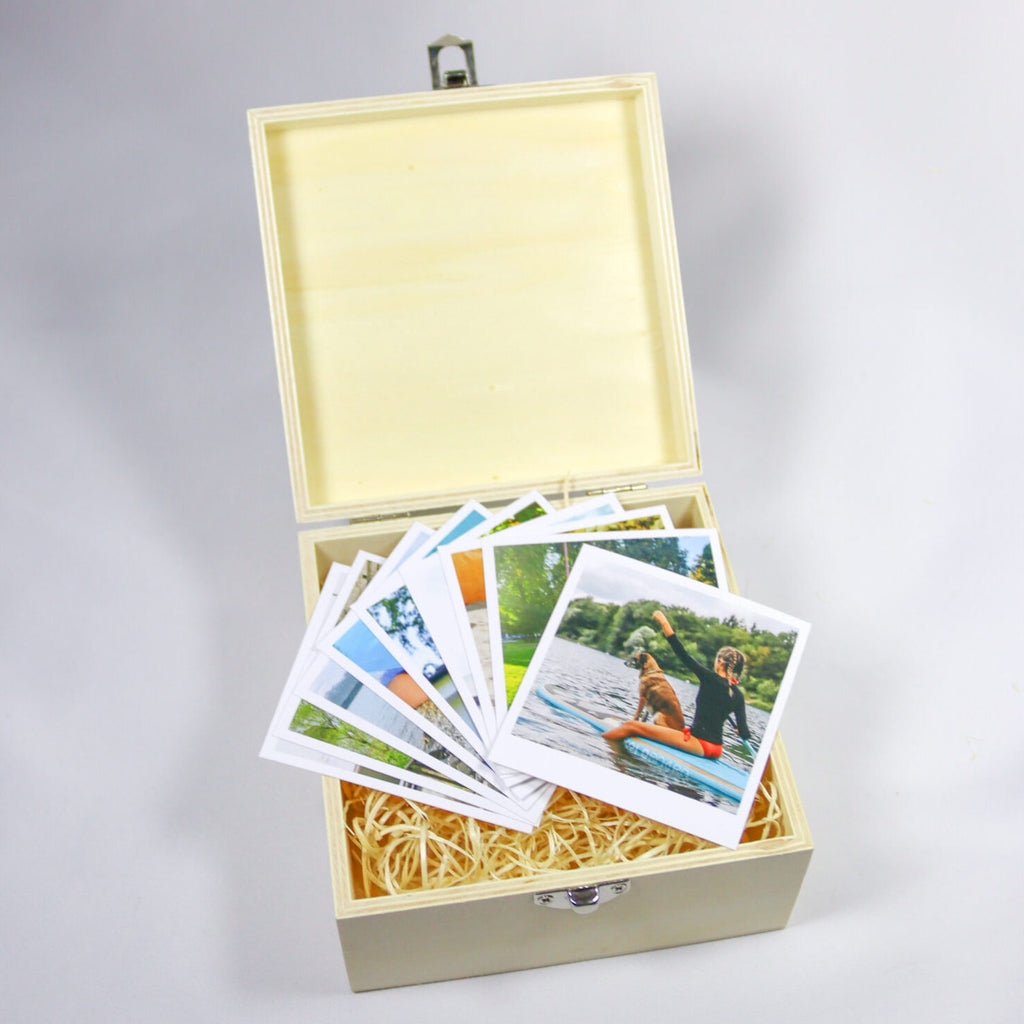 caixa de madeira com polaroids