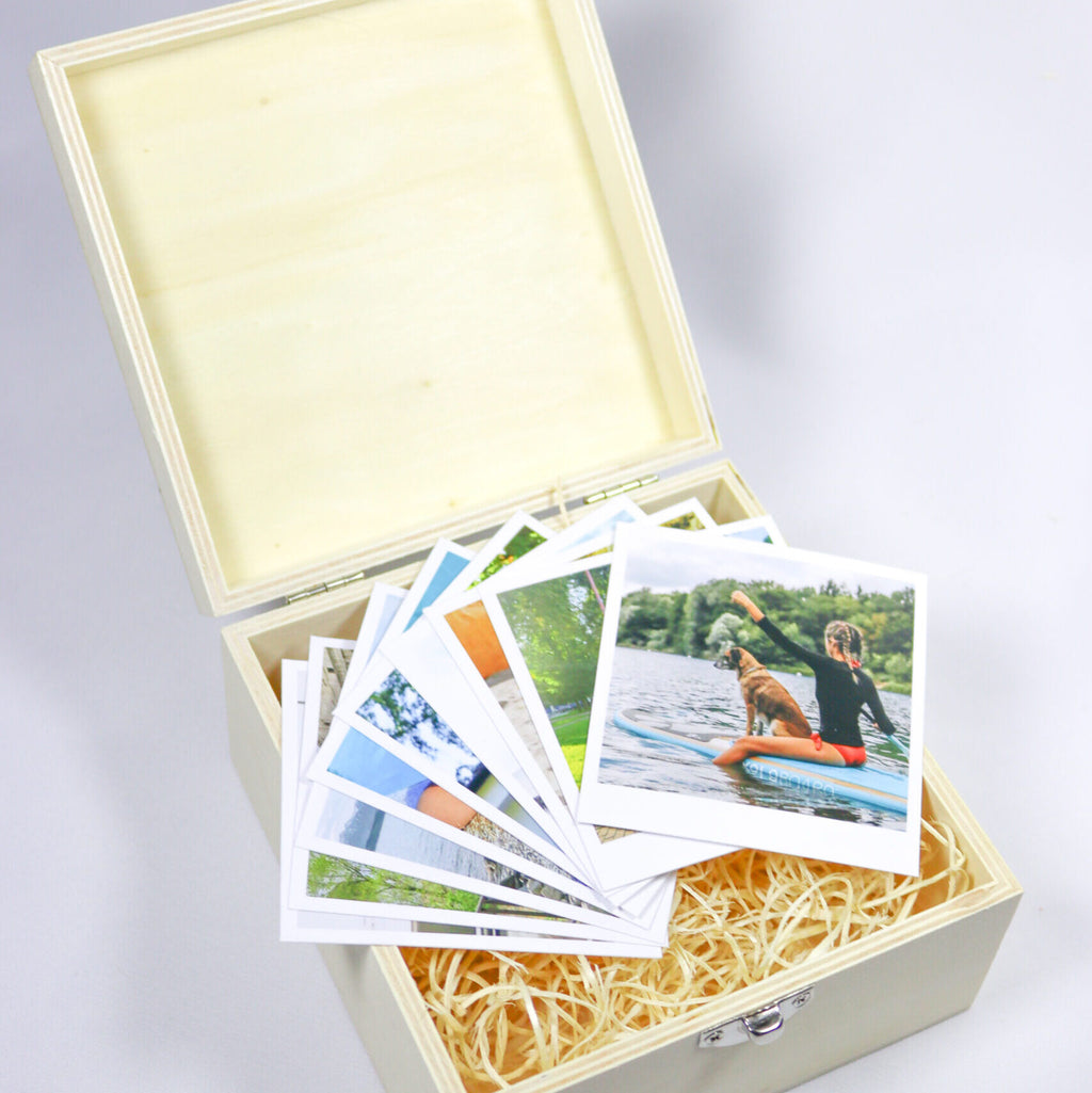 caixa de madeira com polaroids