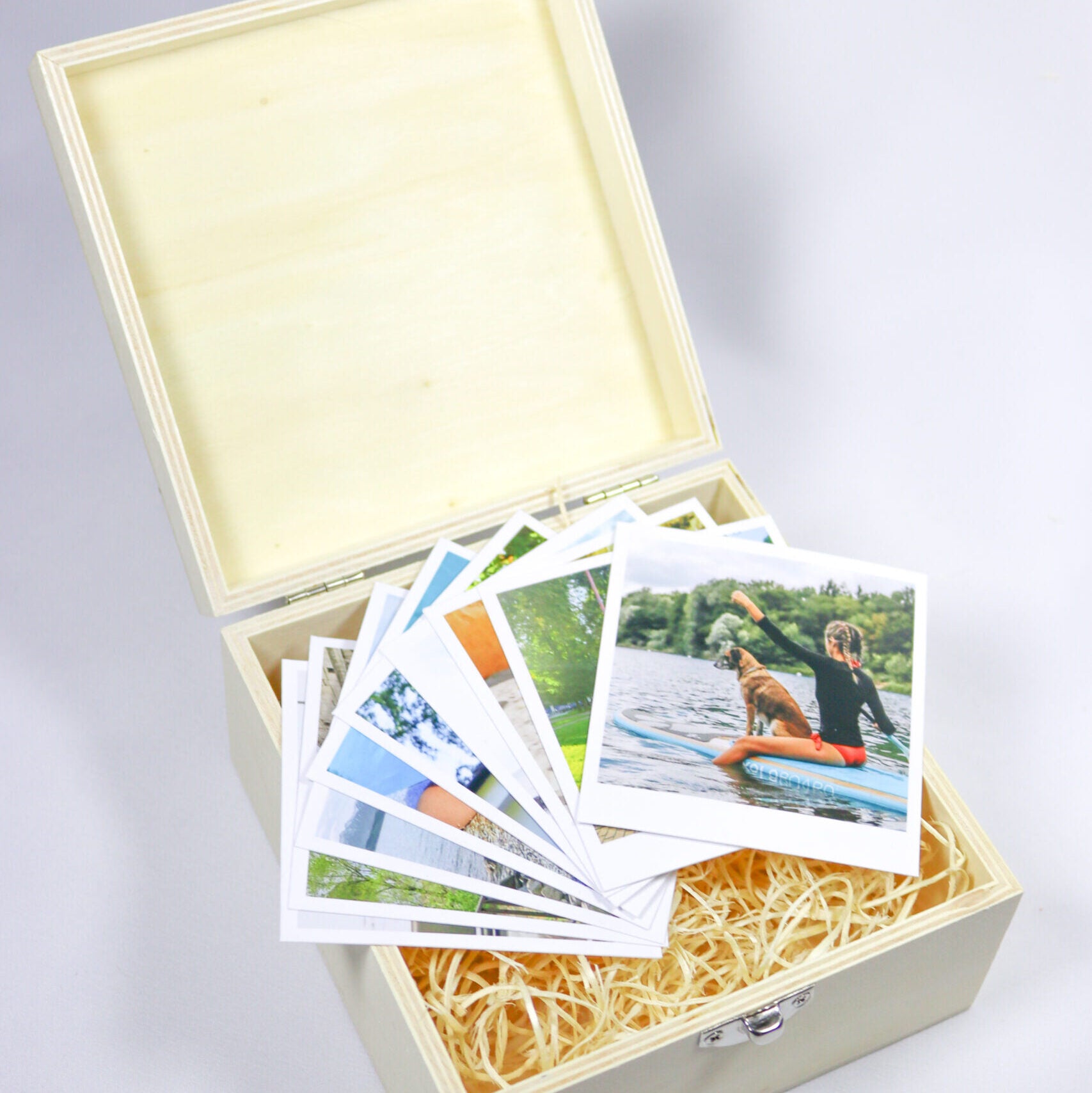 caixa de madeira com polaroids