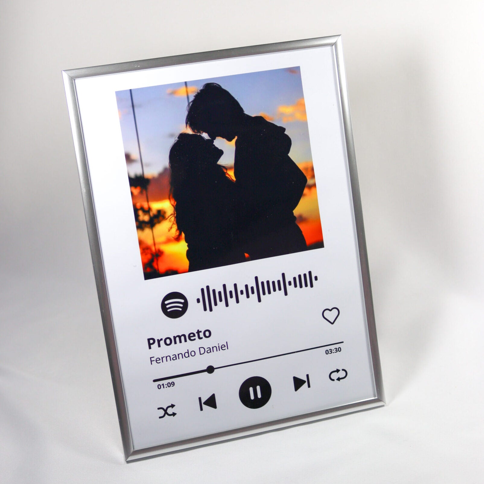 quadro com fotografia e spotify code