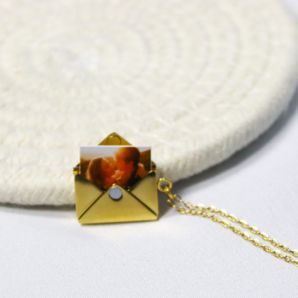 relicário em formato de carta com foto