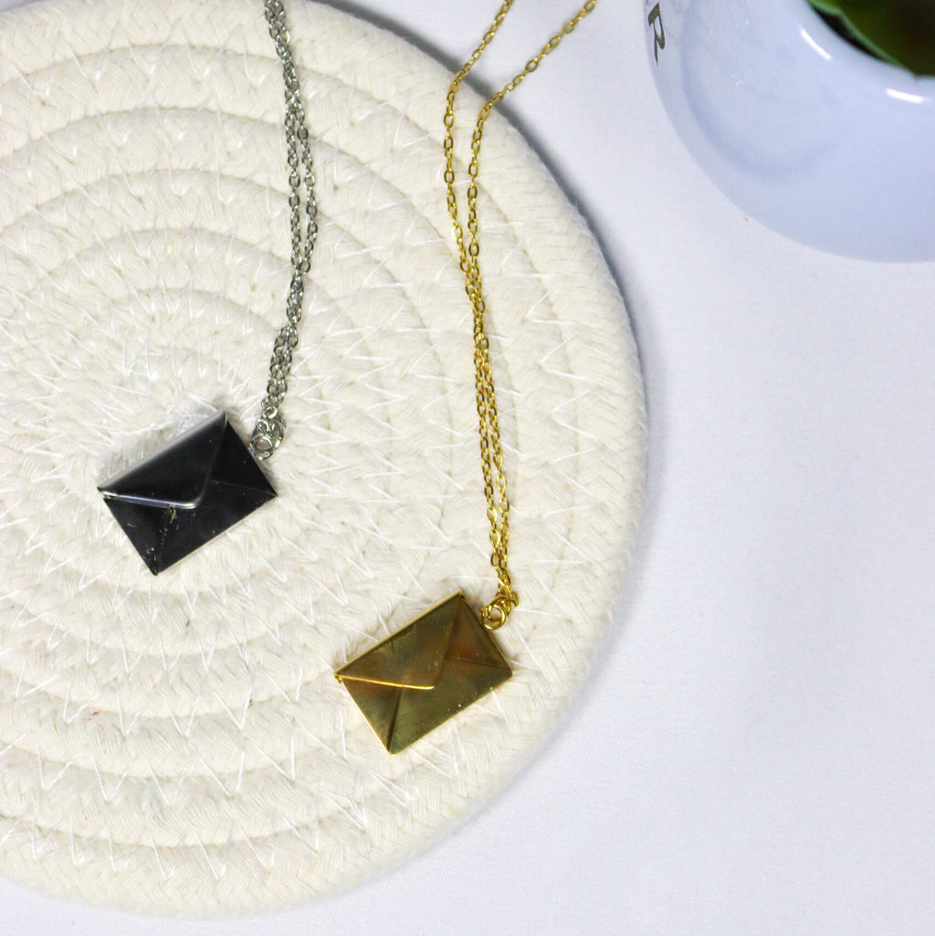 relicários em formato de carta