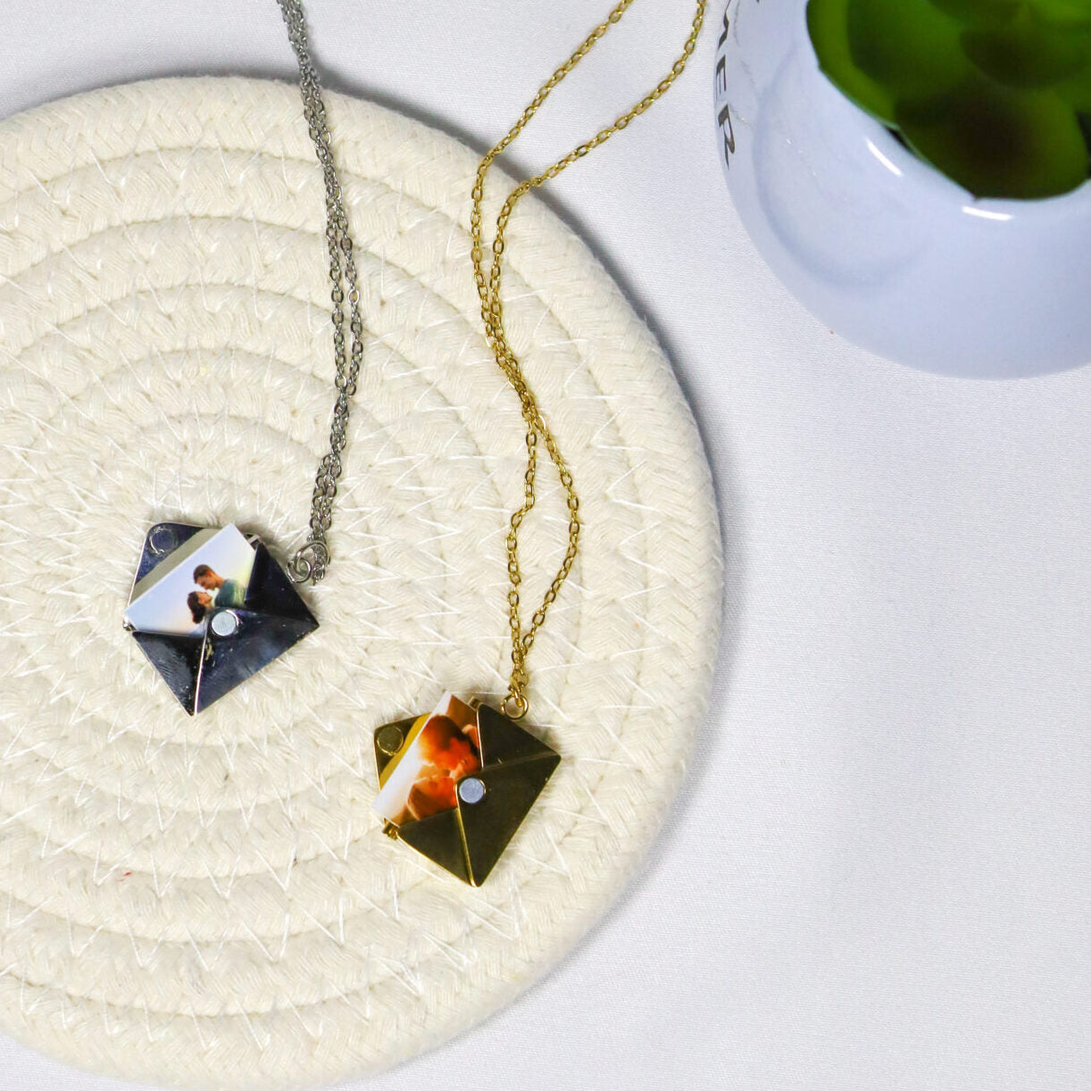 relicários em formato de carta com foto